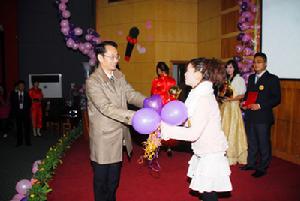 仙桃職業學院副院長李立勇為獲勝選手頒獎