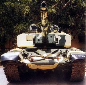 “阿瓊”坦克正面圖