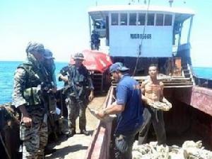 菲律賓士兵搜查中國漁船