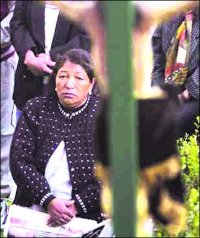 （圖）秘魯災民在為親人祈禱。