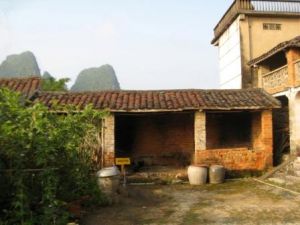 渠思屯黃現璠故居院內：正