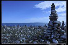 青海湖湖邊的尼瑪堆