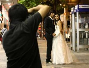 情侶在星光大道拍婚紗照