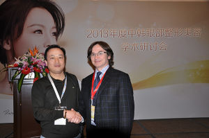 2013年度中韓眼部整形美容學術研討會，張晉寶與外籍知名整形醫師交流合影
