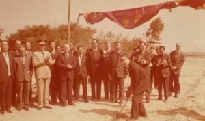 張希哲在台灣逢甲工商學院創校九周年校慶時主持新建運動場破土典禮