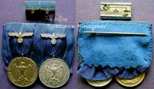 2年服役組合佩帶兩種方式，勛略上鷹飾為金質+銀質。