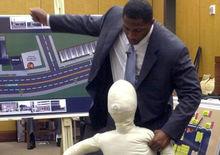 劉易斯在法庭作證