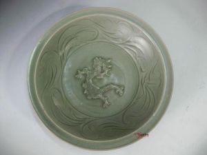 元龍泉窯青釉刻花貼龍紋折沿大盤 元龍泉窯青釉刻花貼龍紋折沿大盤