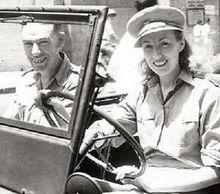 薇拉 &middot; 琳恩和士兵在一起