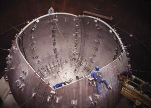 中心發射192束雷射束，這些光束瞄準的是一個含有氘和氚氣的玻璃目標物。