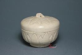 北宋崇安窯白釉刻蓮瓣紋蓋盒 北宋崇安窯白釉刻蓮瓣紋蓋盒