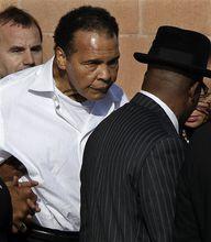 阿里參加喬·弗雷澤的葬禮