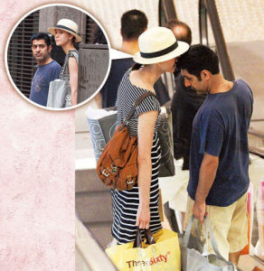 2012年6月，梁芳跟外籍男友在置地廣場的超市掃貨，二人在搭扶手電梯時表現親密。