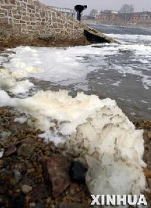 近日淮河最大支流沙潁河上游沈丘閘開閘放水，沿岸企業排放污染物下泄，造成1公里長的白色泡沫帶。