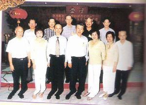 (圖)赴菲參加菲律賓石獅僑中校友會換屆慶典與菲、港大侖鄉親合影