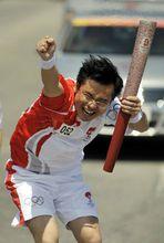 王金雲在傳遞北京奧運會火炬