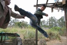 電影《導火索》里的譚腿