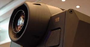 Sony4K解析度的SXRD數字放影投影機的鏡頭跟大炮似的