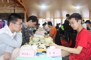 朴文堯(左)(蟄伏的火山)