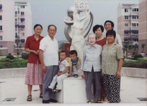 石全瑜與家人在梅清苑的合照