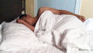 舉報人公布的吳春明在酒店裸露上身的床上照片