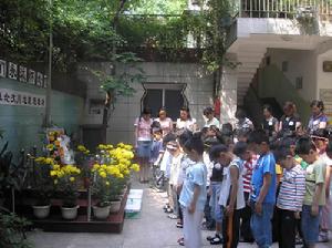 江岸區珞珈山街幼稚園全體師生胸戴小百花，舉行悼念革命烈士