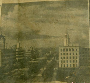 日本印製的中國地圖背面照片之一：長春市大街一角