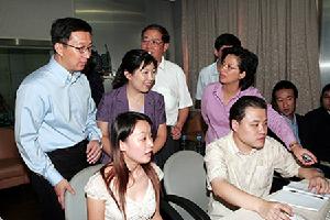 主持人秦暢與韓正