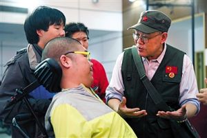 湯儀和獲獎者交談