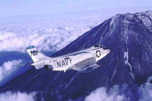 VF-193 的“惡魔”由克林特•史密斯中尉駕駛飛越富士山
