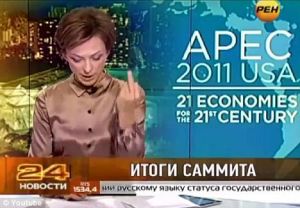 俄羅斯女播音員莉馬諾娃在讀到“歐巴馬”的時候比出中指。