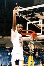 理察·漢密爾頓在康乃狄克大學獲NCAA冠軍