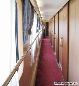 “康樂號”車廂通道