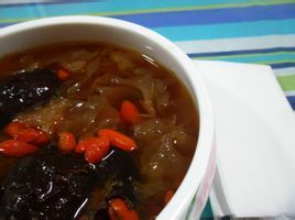冰糖燕窩枸杞湯 冰糖燕窩枸杞湯