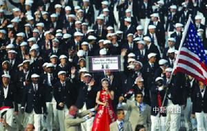 周旦妮帶領美國隊入場