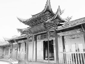 Iu  r  b?   圖為清朝中葉建的項氏宗祠，木結構的大門頂上布滿了精美的蓮花式小斗拱，是一處典型的汀州風格宗祠，現在已兼作項南紀念館。