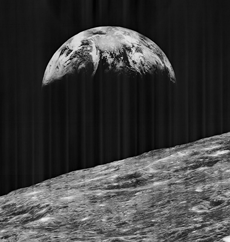 1966年第一部月球軌道環形器所拍攝下的地球照片。