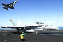 一架F/A-18準備彈射起飛