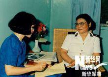 馮理達在辦公室接受靳羽西採訪