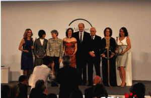 當地時間2015年3月18日晚，中科院院士、中國科學技術大學謝毅教授和另外4位來自其他國家的女科學家在法國巴黎索邦大學獲頒第17屆“世界傑出女科學家成就獎”。