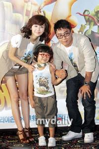 黃碩賢和劇中的媽媽,外公