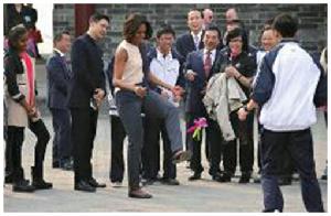 　這是米歇爾第一次踢毽子，因此並不熟練