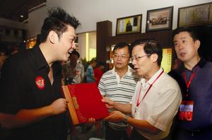 作者向貴州省政協副主席武鴻麟介紹此書