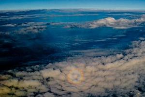 9. 發生於美國田納西州的反曙暮輝本圖中的反曙暮輝景觀顯得有些特別，它呈現出一個華麗的光環，反曙暮輝的光柱收斂於此。這次反曙暮輝現象出現於美國田納西州南部，攝影師是從雲層之上的飛機上拍攝這張照片的。相反，在雲層之下，觀測者所看到的現象就是曙暮輝。