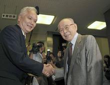 名大校長與諾獎得主赤崎勇在記者會上