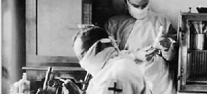 （圖）1921年，伍連德博士和伯力士醫生在哈爾濱鼠疫實驗室從事研究工作。
