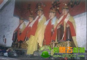 龍尾盤王廟供奉的盤王五兄弟塑像，自左至右分別為竹王、李王、盤王、平王、谷王。