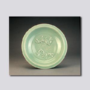 龍泉窯青釉凸龍紋盤 龍泉窯青釉凸龍紋盤