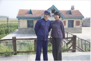 岳紅飾演山東屯書記梁喜喜，劉威飾演老站長楊秉奎