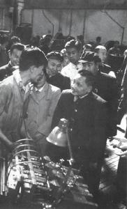 (圖)1958年9月19日,中共中央總書記鄧小平、國務院副總理李富春、中央書記處候補書記楊尚昆等領導到一汽視察